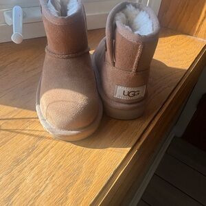 UGG Kids Boots in Chestnut Brown